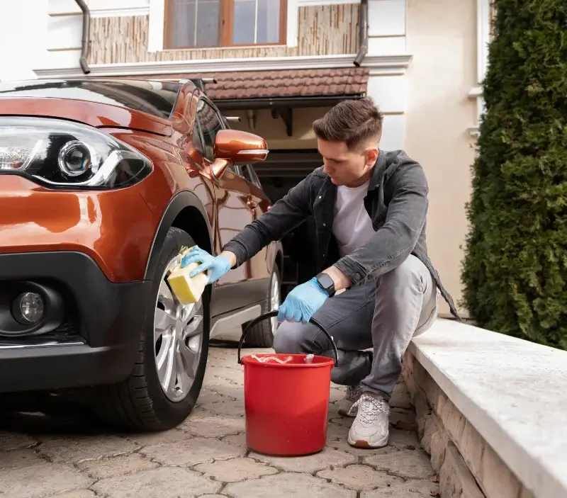 Lavage auto à domicile Mézières-lez-Cléry : professionnel intervenant sur un véhicule
